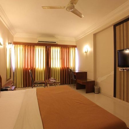 Hotel Prudent Vadodara Exterior foto