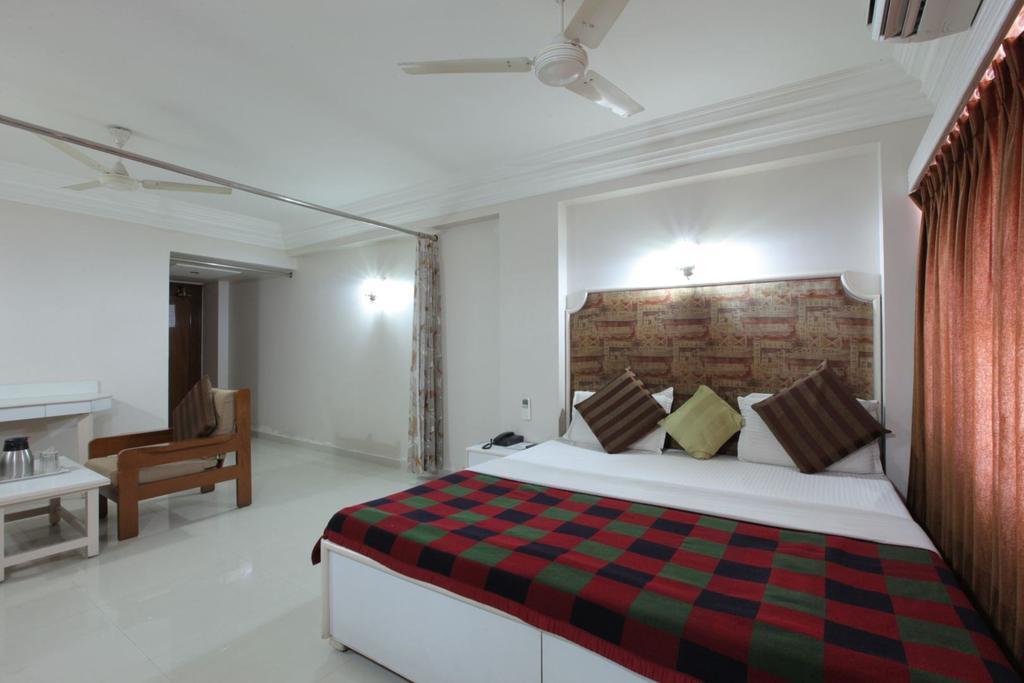 Hotel Prudent Vadodara Quarto foto