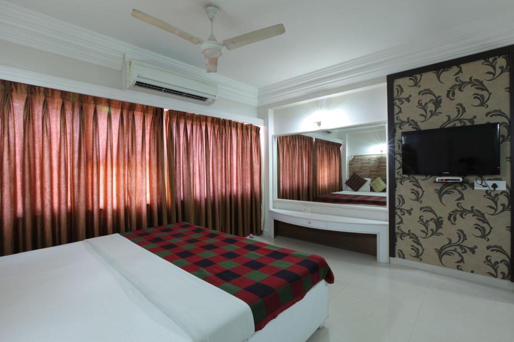 Hotel Prudent Vadodara Quarto foto