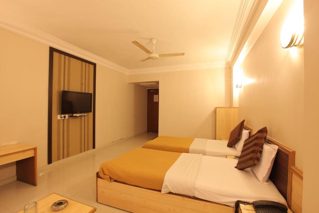 Hotel Prudent Vadodara Quarto foto