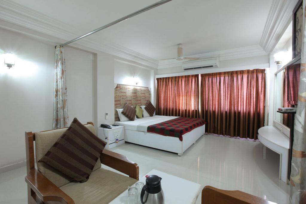 Hotel Prudent Vadodara Quarto foto